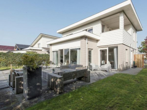 Luxury villa in Harderwijk with garden directly on the water